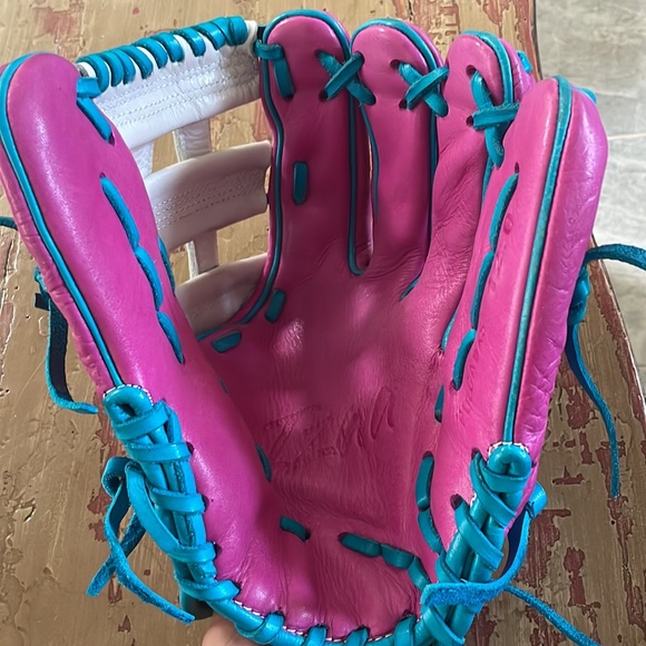Izaa Baseball glove for sale good condition Brocken in baseball/softball - Picture 2 of 4